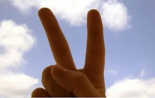 Γιατί είναι επικίνδυνο να κάνουμε το σήμα της νίκης σε φωτογραφίες…