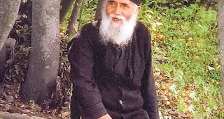 ΑΓΙΟΣ ΠΑΪΣΙΟΣ – ΝΤΟΚΟΥΜΕΝΤΟ: Για πρώτη φορά αρχειακό υλικό με ψαλμωδία του, μέσα από το κελί του [video]