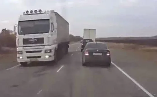 ΣΥΓΚΛΟΝΙΣΤΙΚΟ ΒΙΝΤΕΟ: Δείτε τι συμβαίνει όταν υπερεκτιμάς τα περιθώρια που έχεις για προσπέραση [Video]