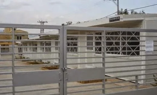 Αυτό είναι το “προκάτ” σχολείο του Μαρκόπουλου…[photos]