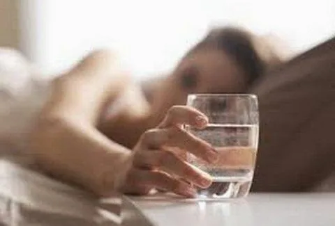 Πόσο νερό πρέπει να πίνουμε και γιατί