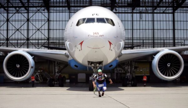 Ο «Αυστριακός βράχος» έσυρε Boeing-777 142 τόνων! Δείτε το εντυπωσιακό βίντεο!