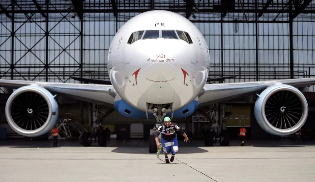 Ο «Αυστριακός βράχος» έσυρε Boeing-777 142 τόνων! Δείτε το εντυπωσιακό βίντεο!