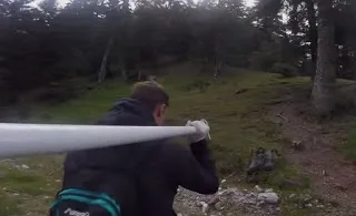 Δείτε τι έκαναν για να τοποθετήσουν την Ελληνική σημαία σε μια βουνοκορφή