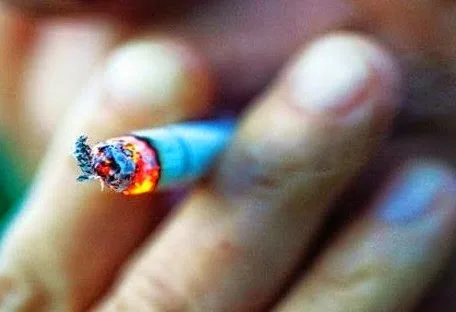 ΕΙΣΤΕ ΚΑΠΝΙΣΤΗΣ; Οι 6 τροφές που θα καθαρίσουν τη νικοτίνη από τον οργανισμό σας!