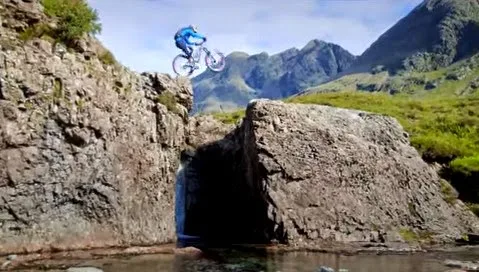 ΚΟΒΕΙ ΤΗΝ ΑΝΑΣΑ: Το βίντεο που σαρώνει το διαδίκτυο…Δείτε το !!