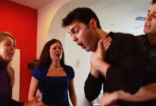 Τι πρέπει να κάνετε εάν κολλήσει κάτι στο λαιμό σας, πνίγεστε και είστε μόνοι