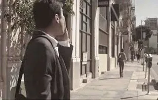 Αυτός ο άντρας ακολουθεί  τη γυναίκα του, για τη δουλειά της – Όταν δεις το γιατί, θα σου αγγίξει την καρδιά [video]