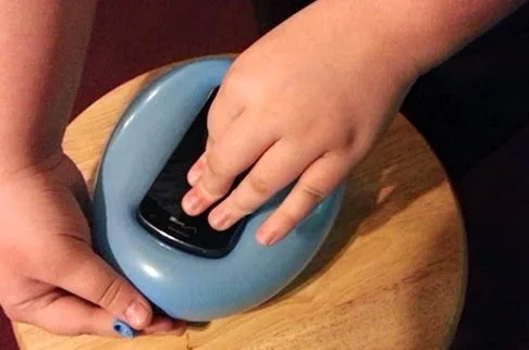 Πως να φτιάξετε μια θήκη για το κινητό χρησιμοποιώντας ένα μπαλόνι [Video]