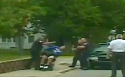 ΣΑΛΟΣ στις ΗΠΑ για τον αστυνομικό που έριξε παραπληγικό από το καροτσάκι! [video]