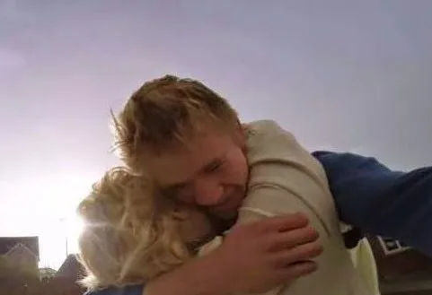 Ταξίδεψε 40 ώρες για να κάνει έκπληξη στη μητέρα του! [video]