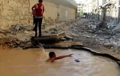 Παιδιά κάνουν βουτιές σε πισίνες-κρατήρες! [video]