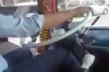 Οδηγός λεωφορείου … διαβάζει και μιλά στο τηλέφωνο! [video]