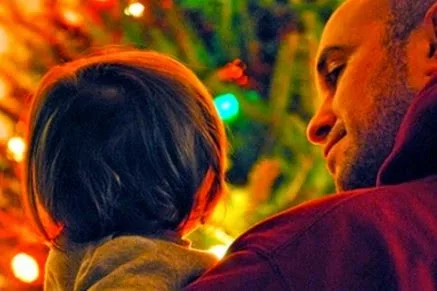 Η ιστορία που ΣΥΓΚΛΟΝΙΖΕΙ : Είμαι ο Στράτος… Έχασα πριν 2 μήνες τη γυναίκα μου και χθες στόλισα το δέντρο μας…