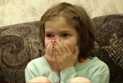 ΕΚΠΛΗΚΤΙΚΟ: 8χρονο κοριτσάκι βλέπει τη γέννησή του σε βίντεο και ζητάει συγγνώμη από τη μητέρα του!