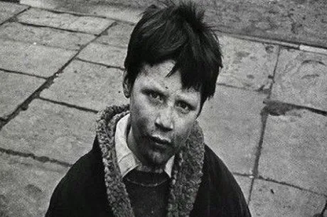 ΣΥΓΚΙΝΗΤΙΚΟ: Ένα αγόρι χτύπησε μια πόρτα για να ζητήσει φαγητό. Αυτός που του άνοιξε του έδωσε πολλά περισσότερα!