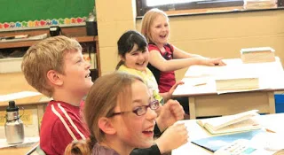 Ξεπερασμένες οι τεχνικές “τιμωρίας” στο σχολείο – Πώς το χιούμορ επιδρά θετικά στη μάθηση