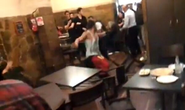 Ξύλο φωνές και ιπτάμενες καρέκλες σε ελληνικό εστιατόριο της Αυστραλίας [video]