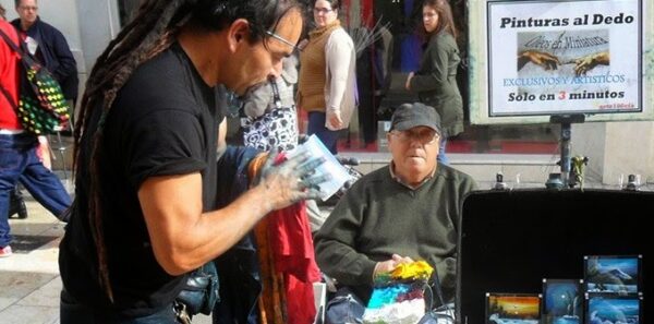 Ο ζωγράφος από τη Χιλή που εντυπωσιάζει τους περαστικούς! [video]