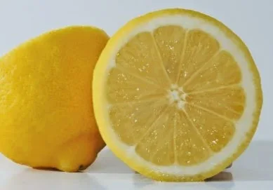 Πώς μπορούμε να χρησιμοποιήσουμε ολόκληρο το λεμόνι χωρίς να πετάξουμε τίποτα;