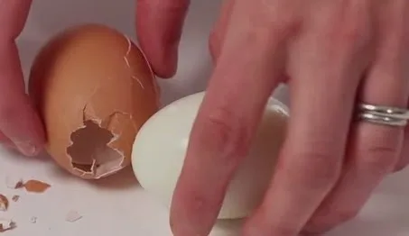 4 απίθανα κόλπα που μπορείτε να κάνετε με αυγά [Video]