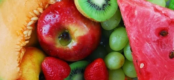 Για εσάς που τρώτε φρούτα: 5 έξυπνα κόλπα για να τα καθαρίσετε