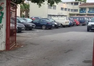 Μετέτρεψαν σε parking το… προαύλιο σχολείου
