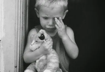 «Ενώ εσύ μου φώναζες…» ένα κείμενο γροθιά για όλους τους μεγάλους…