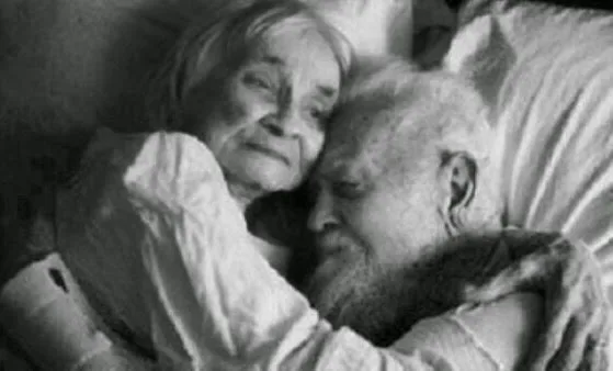 ΘΑ ΔΑΚΡΥΣΕΤΕ: Ζήτησαν από έναν ηλικιωμένο να μιλήσει για την γυναίκα του… Η απάντηση του πάγωσε όσους τον άκουσαν!