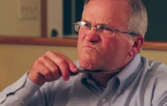 Πολύ γέλιο: Δείτε τι συμβαίνει όταν αυτός ο πατέρας ζητά το αλάτι από τον γιο του!  [video]