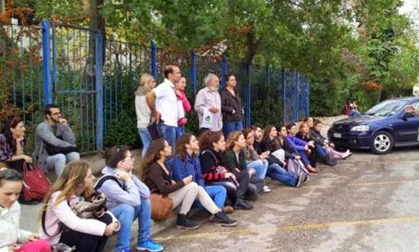 Μάθημα στο πάρκινγκ της Φιλοσοφικής…