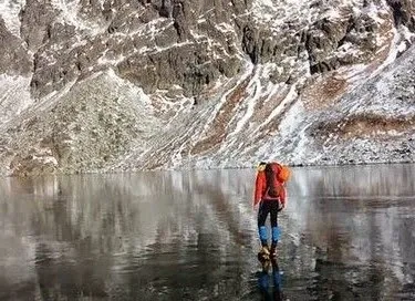 Πώς είναι να περπατάς σε μία ΠΑΓΩΜΕΝΗ λίμνη; [video]