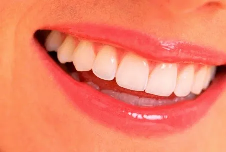 Το έχουμε στην κουζίνα μας και κάνει τα δόντια μας κατάλευκα χωρίς λεύκανση!