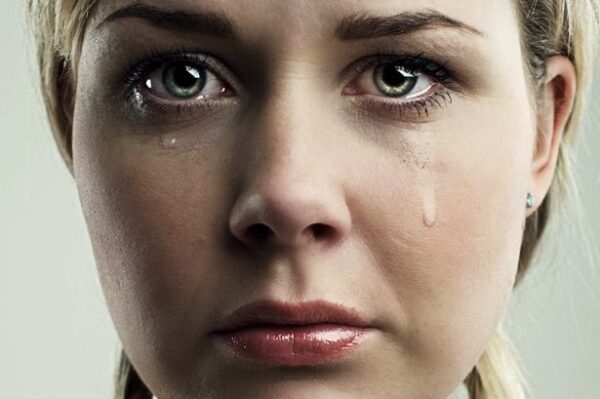 Γιατί κλαίνε οι γυναίκες περισσότερο από τους άντρες