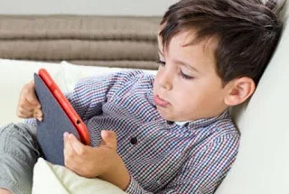 Τι να κάνετε για να “ξεκολλήσετε” τα παιδιά σας από κινητά και υπολογιστές