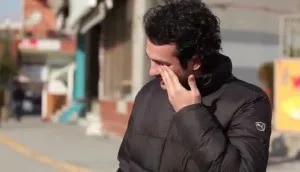 ΣΥΓΚΛΟΝΙΣΤΙΚΟ! Του λένε να κοιτάξει από εκεί, και όταν το κάνει… [video]