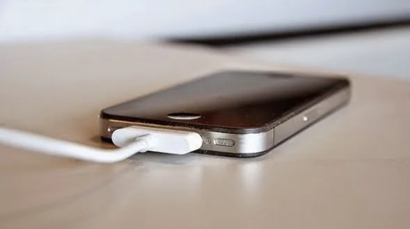 Πόσο κοστίζει η ολονύχτια φόρτιση του smartphone σας;