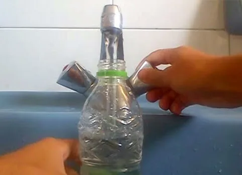 ΑΠΙΣΤΕΥΤΟ: Δες τι μπορεί να κάνεις με ένα μπουκάλι νερό και ένα κομμάτι χαρτόνι! [video]