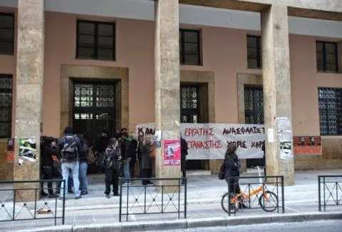 ΜΑΤ έχουν περικυκλώσει τη Νομική