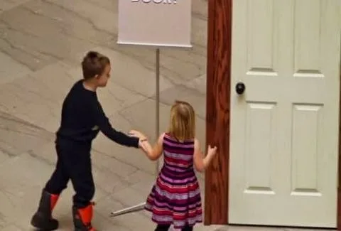 Τι βρίσκεται πίσω από αυτή την πόρτα; Δείτε τις ΑΠΙΘΑΝΕΣ αντιδράσεις όσων τολμούν να την ανοίξουν! [video]