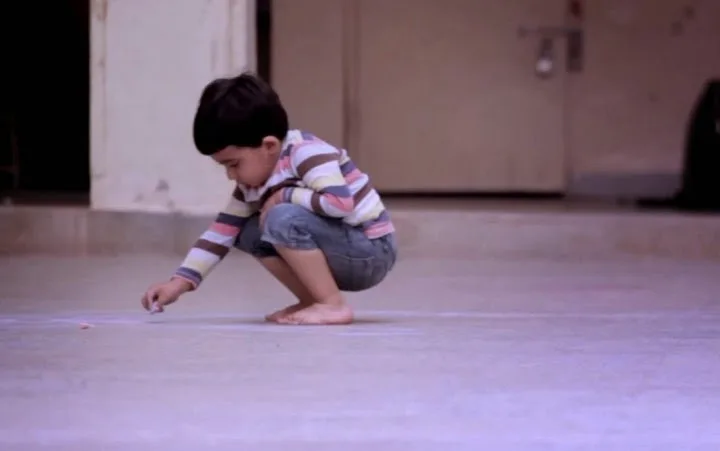 Ένα μικρό αγόρι ζωγραφίζει με κιμωλίες στο δάπεδο. Όταν δείτε τι, θα μείνετε άφωνοι… [video]