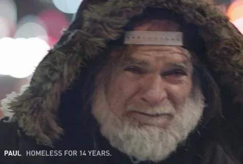 Θα βουρκώσεις! Άστεγοι διαβάζουν τα χειρότερα tweets που γράφονται για αυτούς…[video]