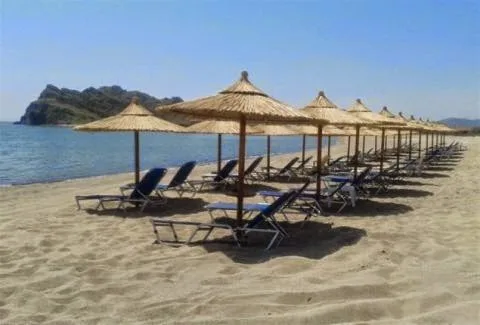 “Πόλεμος” για τις ξαπλώστρες και τις ομπρέλες στις παραλίες! Καταργούνται ή όχι;