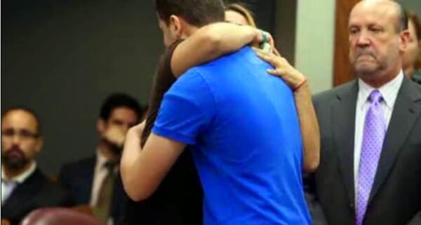 Γιατί μητέρα αγκαλιάζει τον δολοφόνο της κόρης της;