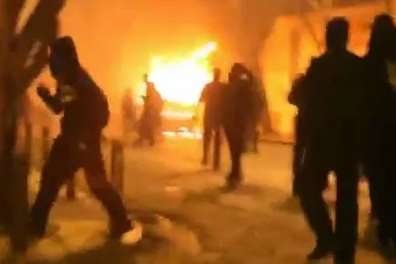 ΝΕΟ Βίντεο ΣΟΚ στο φως της δημοσιότητας από τα επεισόδια στο Πολυτεχνείο! [video]