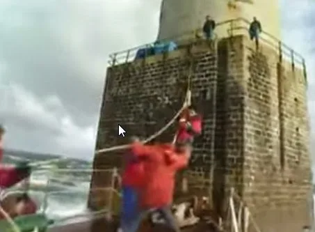 Εκπληκτικό:Αλλάζουν βάρδια στον φάρο σαν… κασκαντέρ [video]