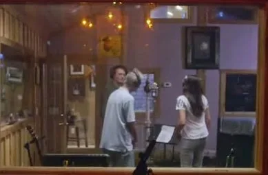 Ο άστεγος που πήρε το μικρόφωνο και τους άφησε όλους με το στόμα ανοιχτό… [video]