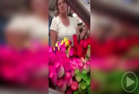 ΣΥΓΚΙΝΗΤΙΚΟ: Αγόρασε όλα τα λουλούδια από μία πλανόδια πωλήτρια υπό έναν όρο – Δείτε τι ζήτησε και πώς αντέδρασε! [video]