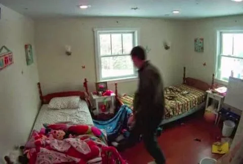 Δεν άφηνε τις κόρες του να μπουν στο δωμάτιο. Δείτε τι έκρυβε! [video]