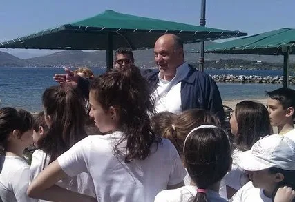 Βόλος: Ο δήμαρχος Μπέος παρέα με μαθητές καθάρισαν την παραλία Αναύρου